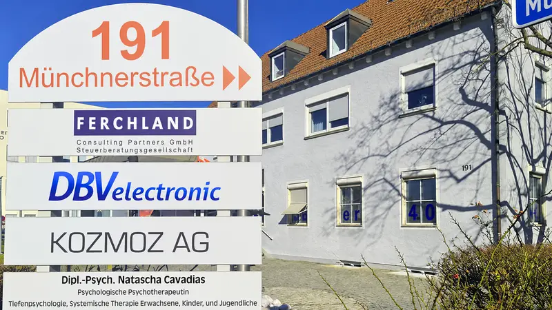 Hinweisschild Münchner Straße 191 mit dem Schild von Ferchland Consulting Partners, dahinter das Bürohaus in Karlsfeld