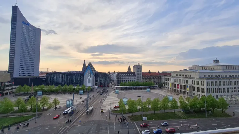 Augustusplatz in Leipzig mit City-Hochhaus, Paulinum und Oper